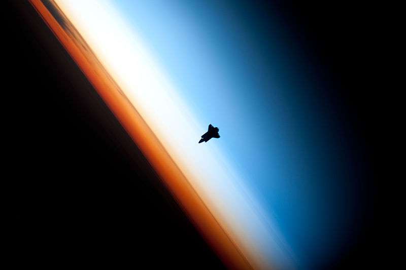 Sur cette image, la navette Endeavour semble chevaucher la stratosphère (en blanc) et la mésosphère (en bleu). Cette dernière est la couche la plus froide de l’atmosphère. C'est ici que les objets venus de l’espace commencent à se désintégrer. © Nasa, Wikipédia, DP