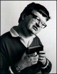Autisme Kim Peek est l'homme qui a inspiré à Barry Levinson le scénario du film Rain Man. Autiste, il n'en était pas moins savant doté d'une mémoire dite éidétique, c'est-à-dire qu'il pouvait garder en mémoire une grande quantité d'images et de sons dans leurs moindres détails. Cette aptitude très particulière est cependant rare chez les personnes autistes. Né le 11 novembre 1951, Peek est décédé le 19 décembre 2009. © Darold A. Treffert