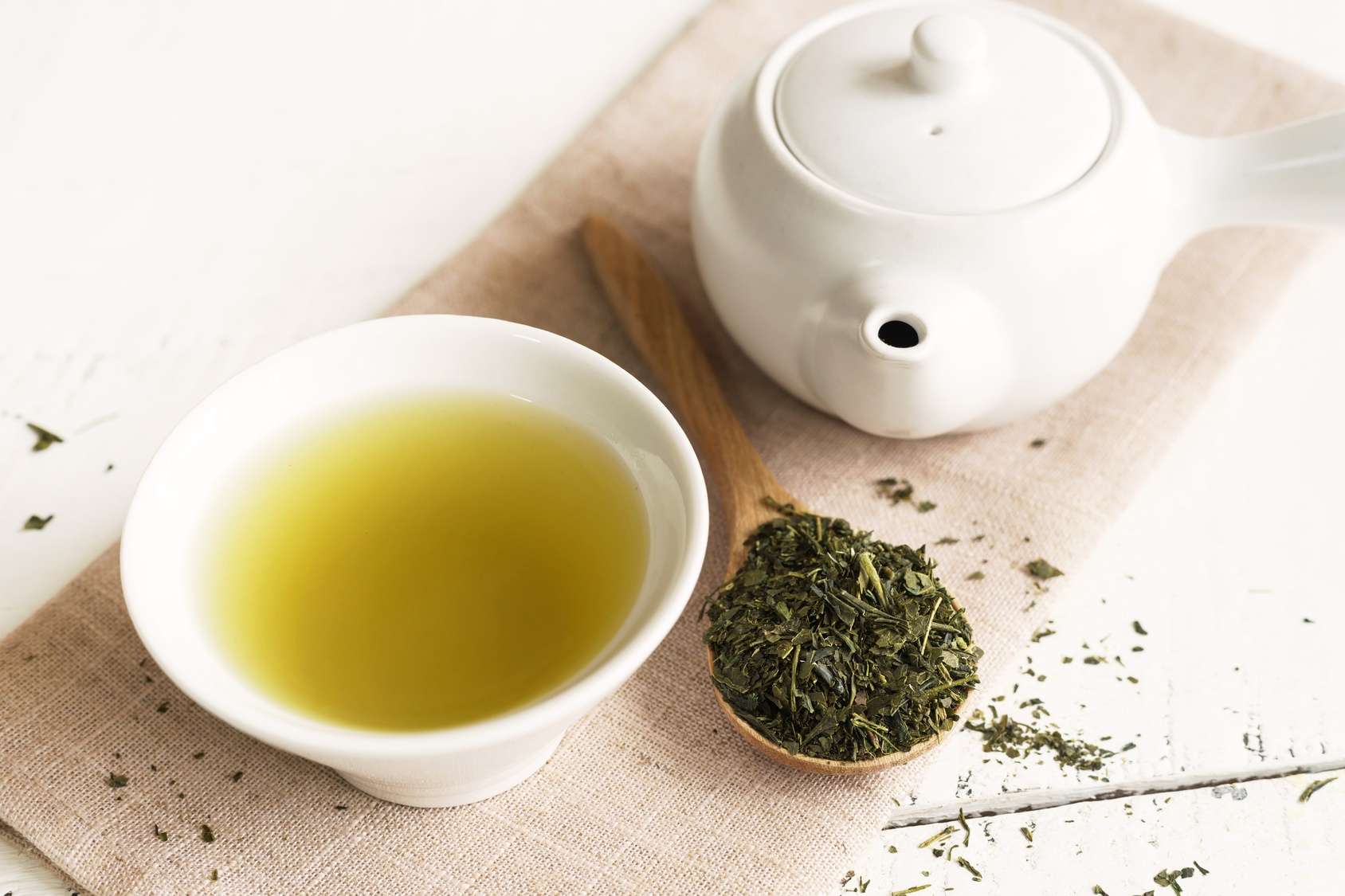 Лучше пить черный чай или зеленый. Зеленый чай. Китайский зеленый чай. Зеленый чай Китай. Чайный лист.