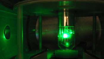 On fait passer la lumière polarisée d'un laser à travers un échantillon d'eau ou de Xénon liquide : il existe un lien entre le moment de spin des noyaux atomiques de l'échantillon et la rotation du plan de polarisation de la lumière.