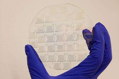 Des chercheurs américains ont déposés sur des plaquettes de dioxyde de silicium de 10 centimètres de diamètre, des films de disulfure de molybdène de seulement trois atomes d’épaisseur. © Kibum Kang