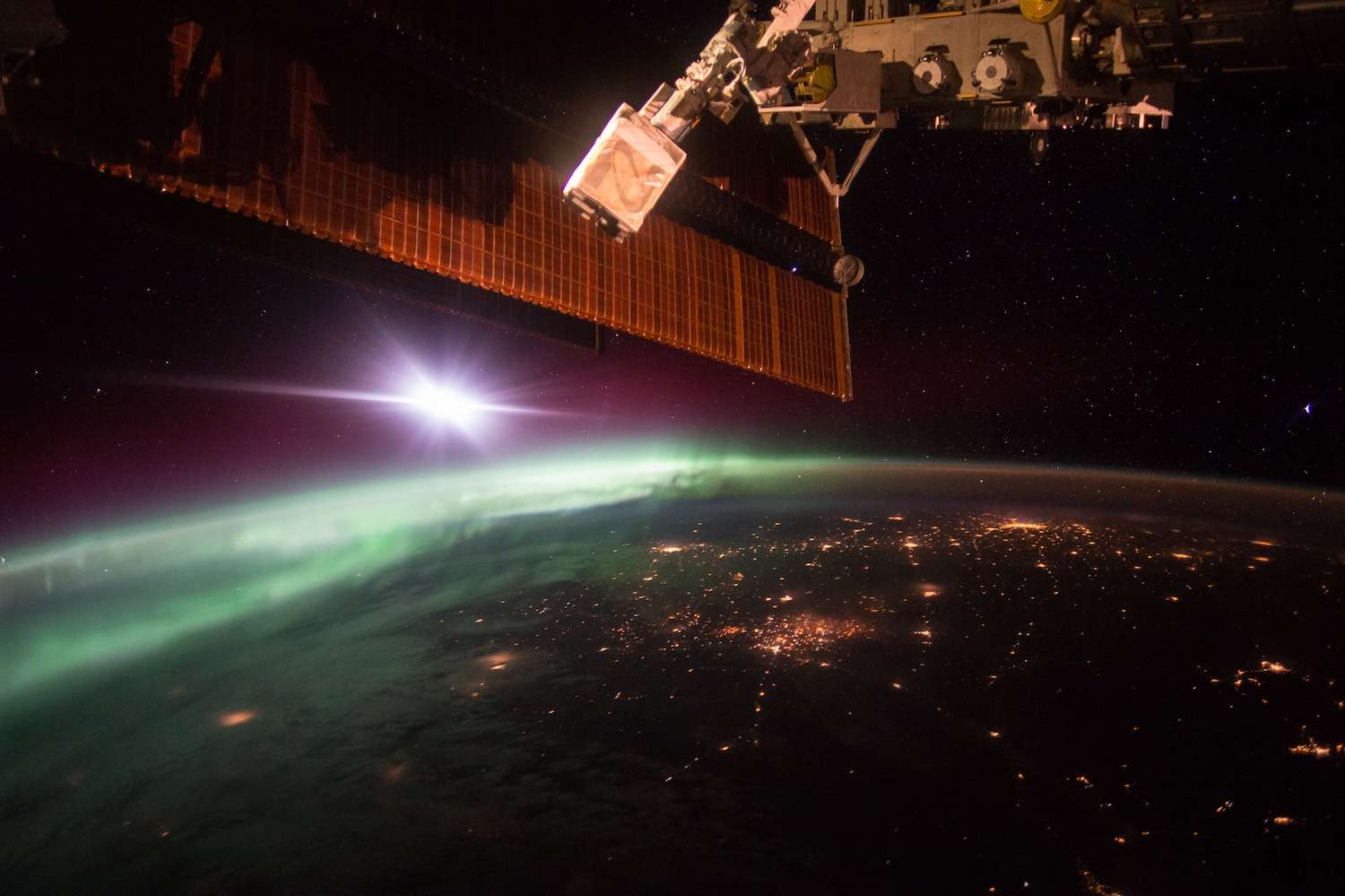 Une aurore photographiée le 7 octobre 2015 à bord de la Station spatiale internationale (ISS) par l’astronaute Scott Kelly (sur Twitter : @StationCDRKelly). © Nasa