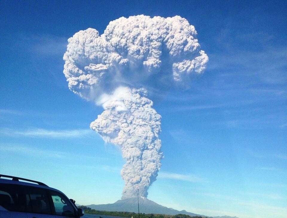 Un large panache de cendres s'est élevé du volcan Calbuco mercredi 22 avril. Une autre éruption a eu lieu le lendemain matin. Après 43 ans de sommeil, son réveil est pour le moins explosif. © Emol, Sernageomin