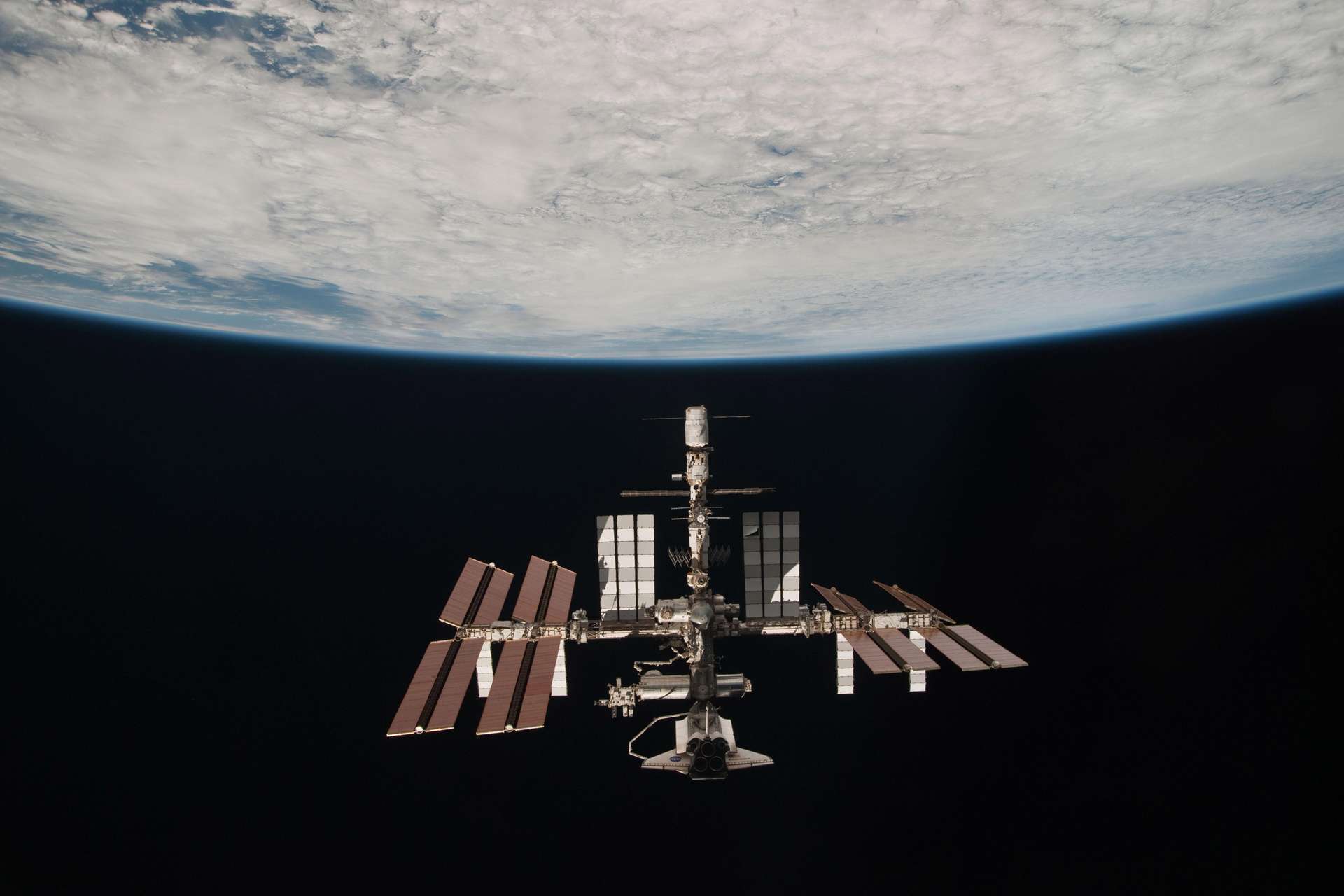 Miseenorbitedanslesannées1998-2000,laStationspatialeinternationale(ISS)apermisuneprésencehumainepermanentedansl'espace,avecsonlotd'expériencesscientifiquesréaliséesdansunenvironnementsansgravité.