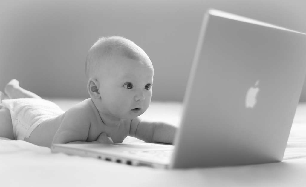 Dans cette étude, des bébés ont visionné des films sur ordinateur. Les résultats suggèrent qu'ils peuvent exprimer de la sympathie dès dix mois. © Out Of Chicago, Flickr, cc by nc sa