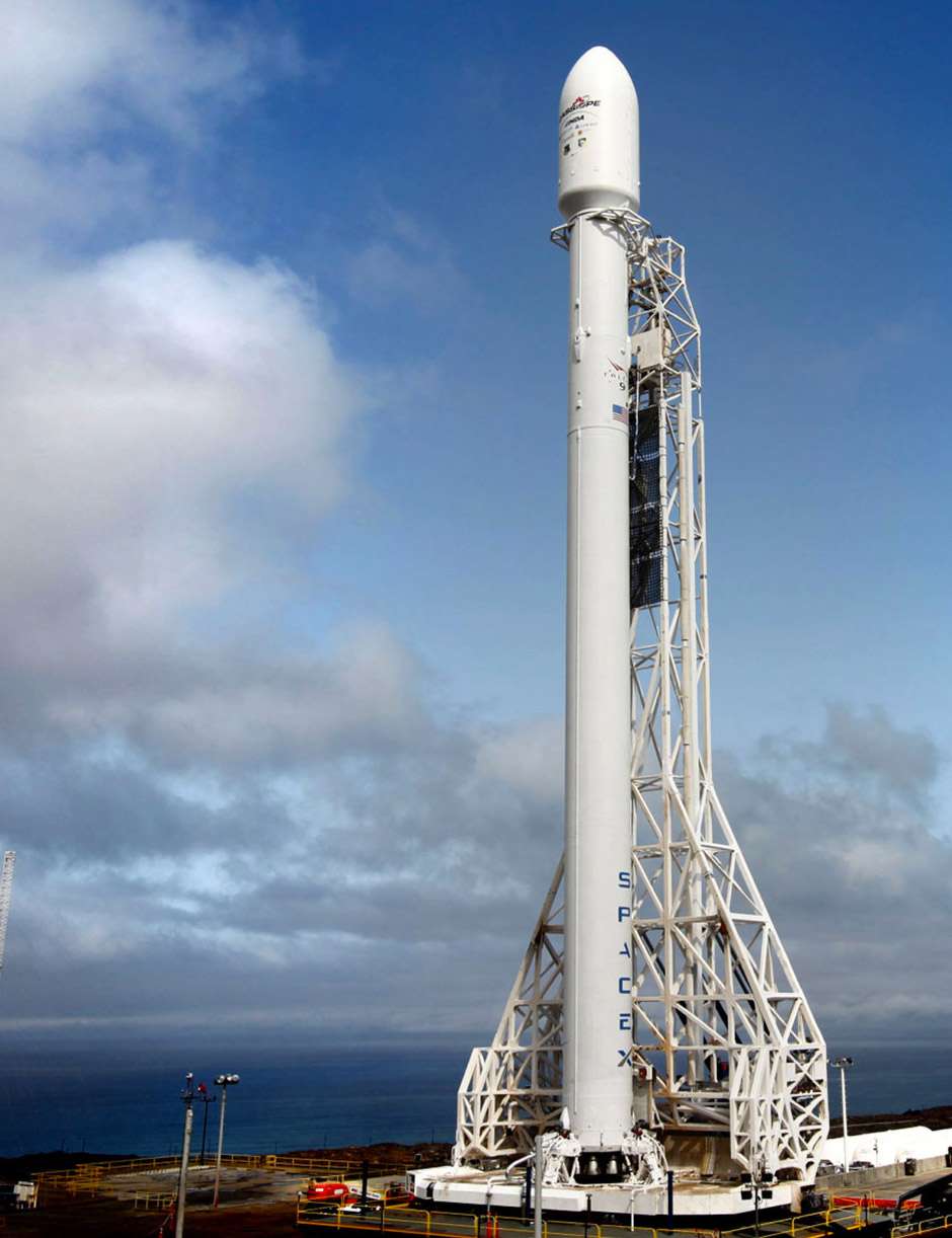 Prête pour son premier lancement, la version améliorée du Falcon 9 (Falcon 9 v1.1) attendait son départ le 29 septembre 2013. Ce Falcon 9 lancera avec succès le satellite canadien Cassiope d'étude de l'environnement spatial et trois charges utiles secondaires, les CubeSat Popacs, Dande et Cusat. © SpaceX