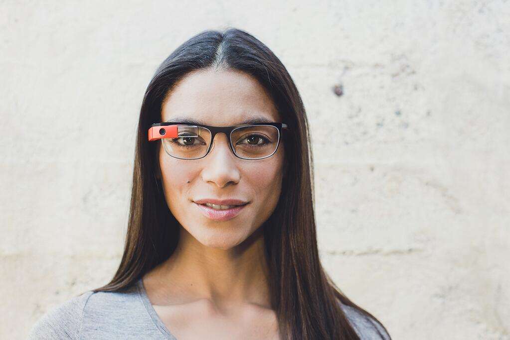 Parmi les applications pour Google Glass, celle-ci est dédiée aux personnes dont l'oreille est devenue paresseuse. Elle ne fonctionne pour l'instant qu'en anglais et dans une situation de conversation à deux. © Google