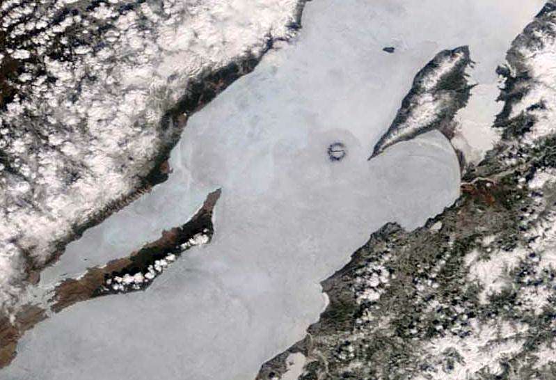 Autre cercle dans la glace, photographié par l'instrument Modis du satellite Terra le 20 avril 2009. Crédit Nasa