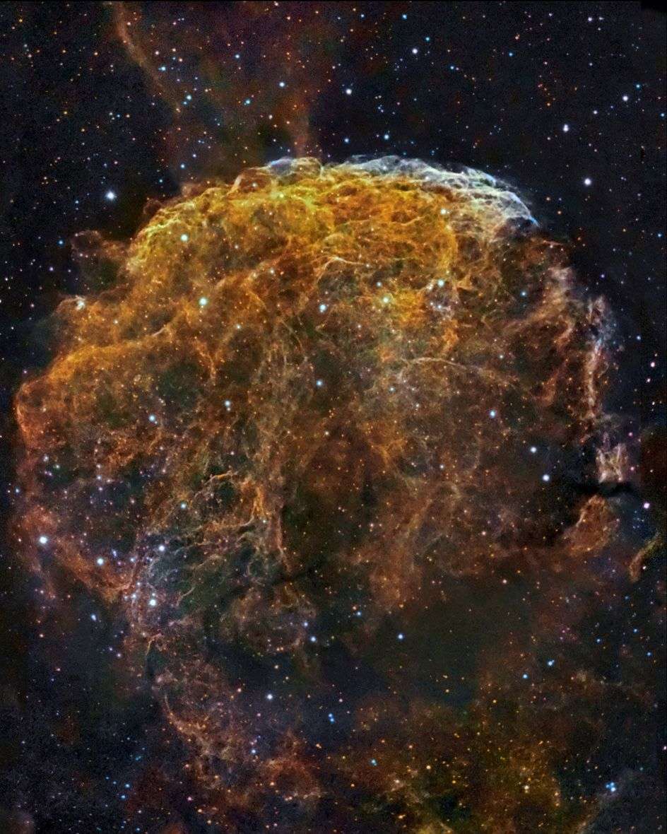 Rémanent de la supernova IC 443 interagissant avec un nuage moléculaire dense dans la constellation des Gémeaux. La taille angulaire du vestige est similaire à celle de la Lune (0,5 °), ce qui correspond à un diamètre d'environ 410.000 milliards de kilomètres pour une distance au rémanent estimée à quelque 5.000 années-lumière. © J. P. Metsavainio