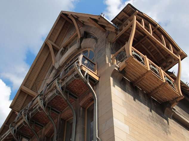 Le forjet protège les façades d'un bâtiment des intempéries et apporte de l'ombre aux fenêtres situées en dessous. © Léna, CC BY 3.0, Wikimedia Commons