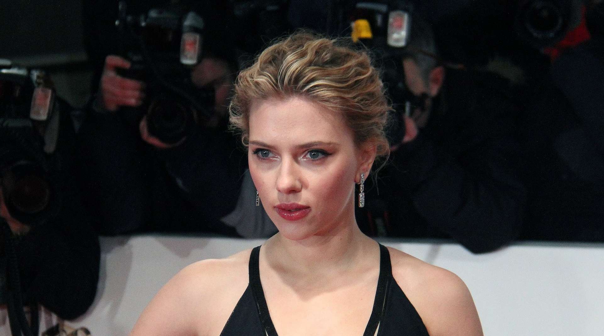 Regarder la vidéo « J’ai été choquée, en colère et incrédule » : Scarlett Johansson accuse OpenAi d’avoir volontairement copiée sa voix