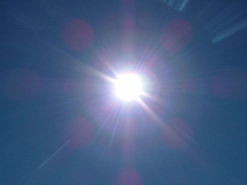 Le soleil produit des UV, responsables du bronzage mais aussi des cancers de la peau. © Lykaestria / Licence Creative Commons