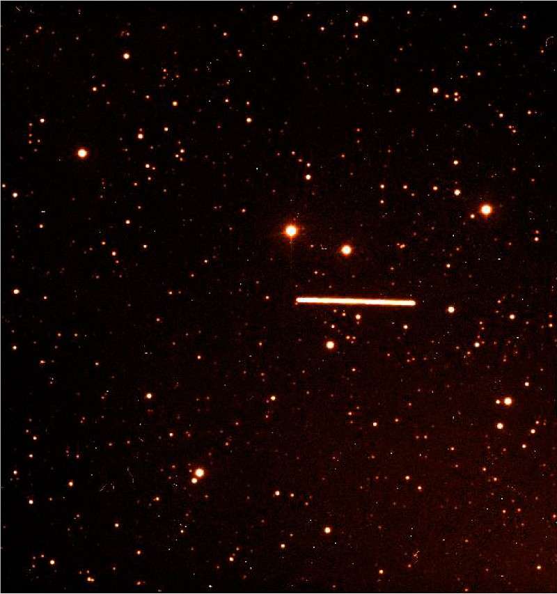 Des astéroïdes géocroiseurs frôlent régulièrement notre planète. Sur cette image prise le 29 septembre 2004, l'astéroïde Toutatis passe en trombe à 1,5 million de kilomètres. Son déplacement pendant la pose se traduit par un trait lumineux. Crédit Eso