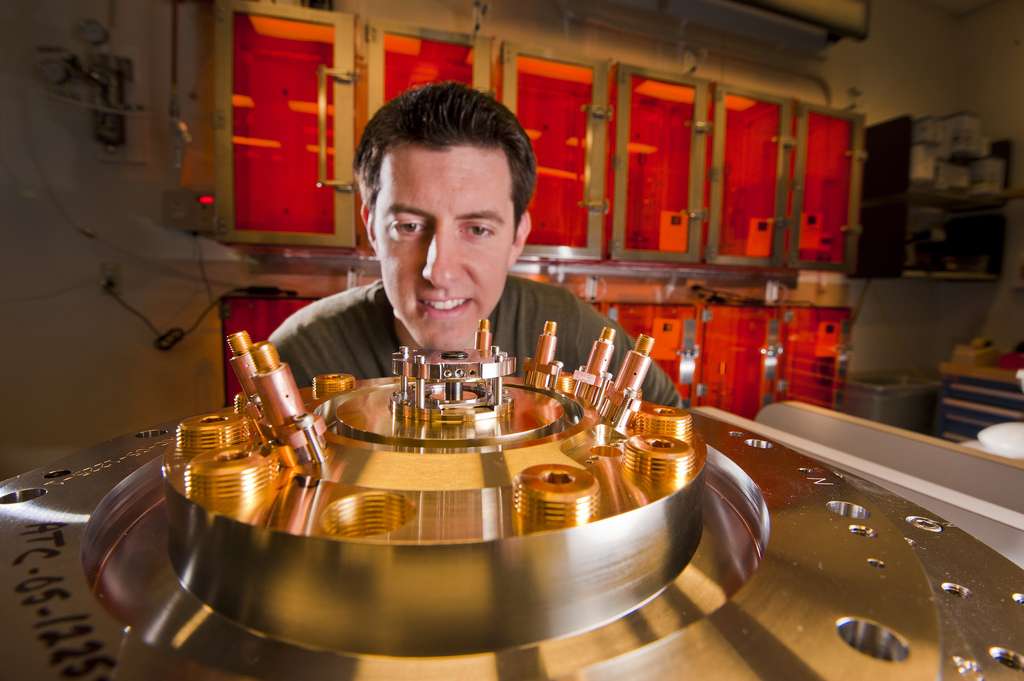 Un des chercheurs du laboratoire Sandia impliqués dans les expériences avec la Z machine. Ryan McBride contemple au centre d'un dispositif le cylindre en béryllium utilisé pour les tests. © Sandia Corporation