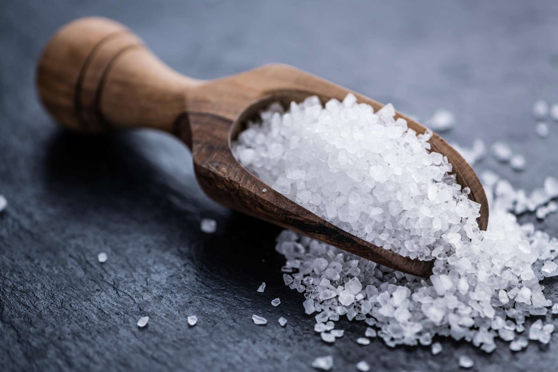 Le sel, dans le langage courant, est constitué de chlorure de sodium. Un composé à la structure cristalline et cubique. © HandmadePictures, Adobe Stock