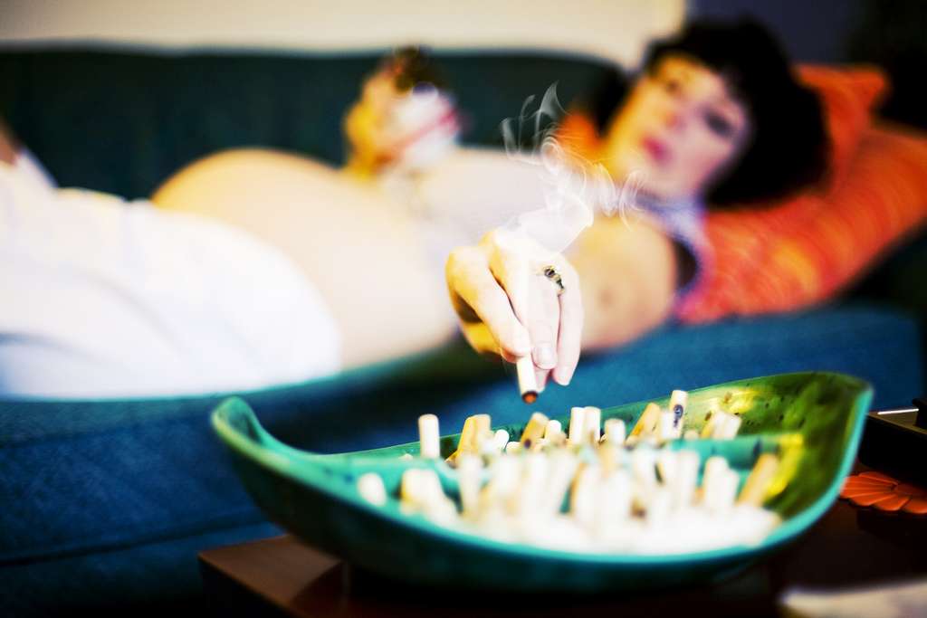 La consommation de tabac n'est pas recommandée durant la grossesse pour les femmes enceintes. Celles qui désirent être grand-mère un jour sont prévenues : cela risque d’altérer la fertilité de leur fils. © Zipparazza!, Flickr, cc by nc nd 2.0