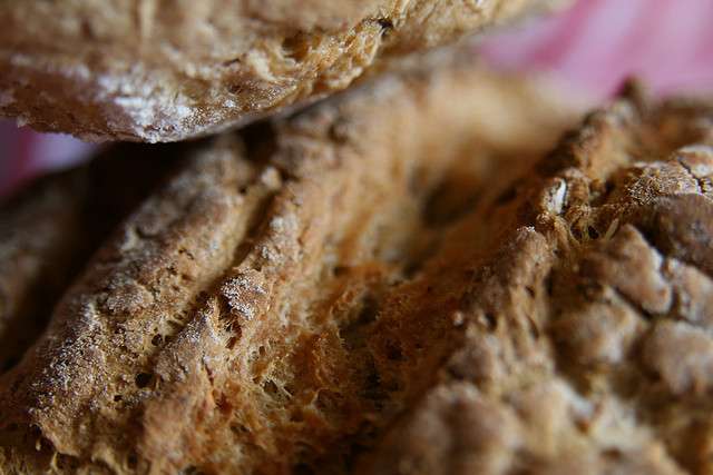 Le pain bio se conserve sans durcir pendant plusieurs jours grâce au levain et à la farine complète. De quoi faire des économies. © Laurence Vagner, Flickr, cc by nc sa 2.0