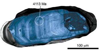 Une image au microscope en fausses couleurs d'un cristal de zircon âgé de plus de 4 milliards d'années, utilisé lors des analyses. Crédit : Mary Diman et John Valley