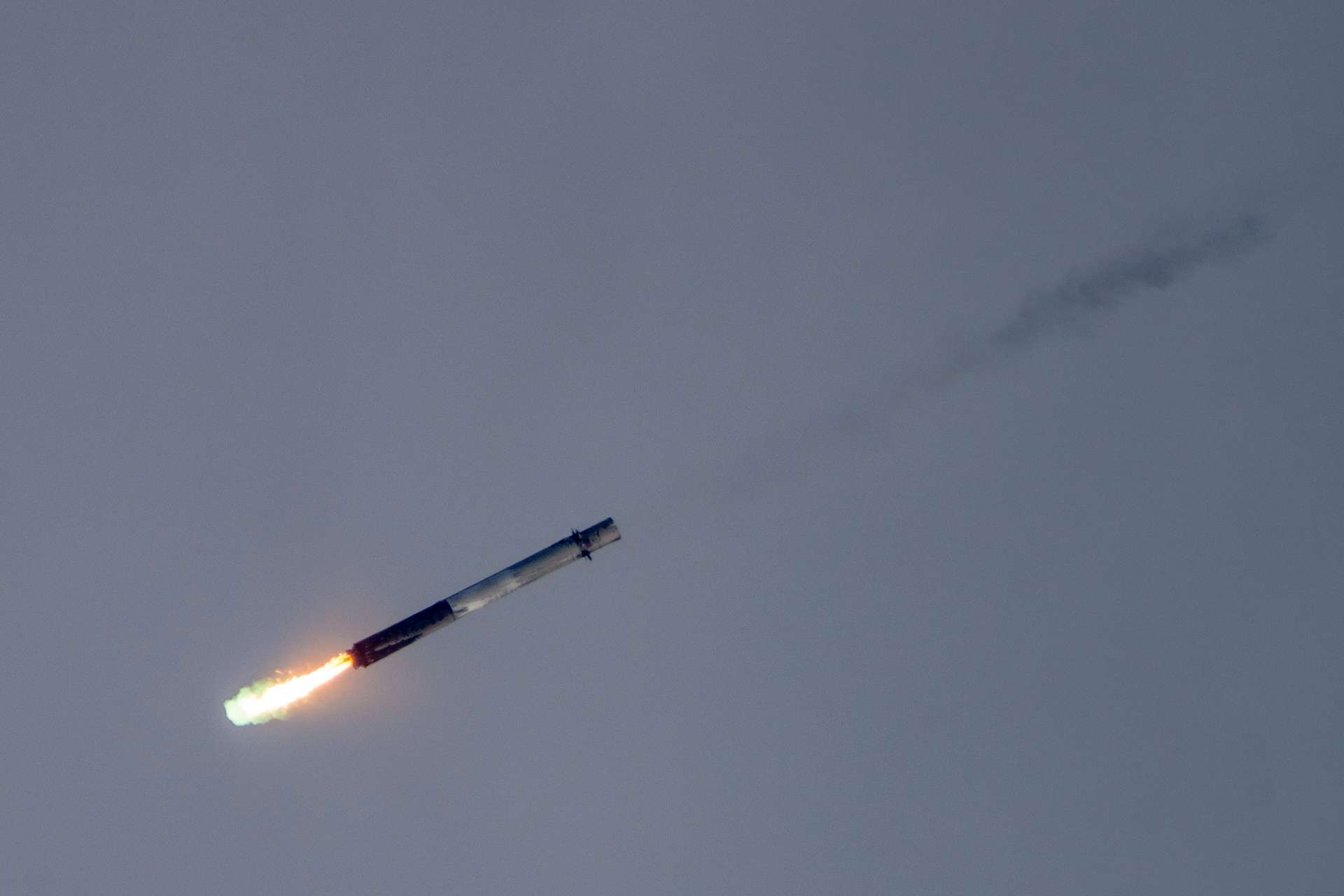 Étage principal d'un Falcon 9 qui entame son retour sur terre après s'être séparé du lanceur. © SpaceX