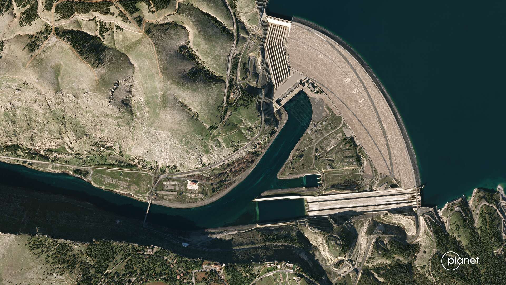 Is the Ataturk Dam the source of the powerful earthquakes that hit