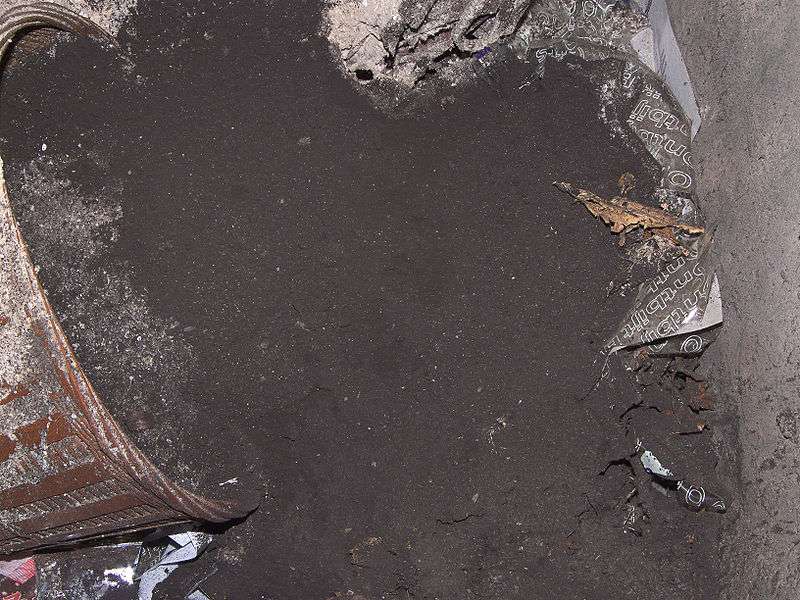 Suie décrochée du conduit d’une cheminée après un ramonage. © Rasbak, Wikimedia CC by-sa 3.0
