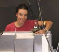 Le premier robot à moustaches Miriam Fend, étudiante au Laboratoire d'intelligence de Zurich, prépare un PhD en collant des moustaches.