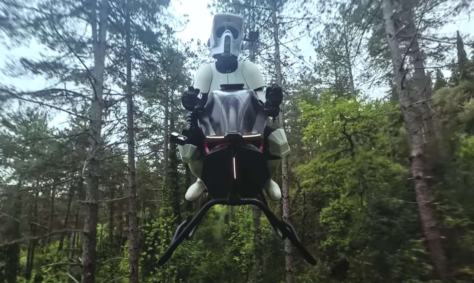 Cette moto vole VRAIMENT dans la forêt et ils ont recréé cette scène mythique de Star Wars !