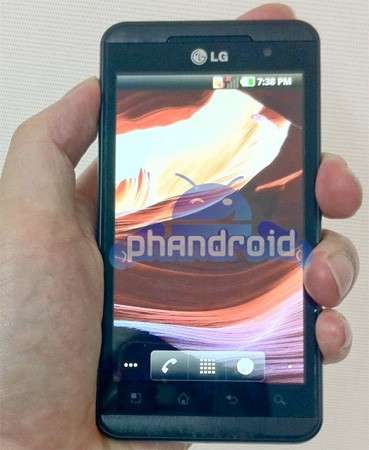 Première photo de l'Optimus 3D, de LG Electronics, un téléphone qui veut afficher le relief... © Phandroid