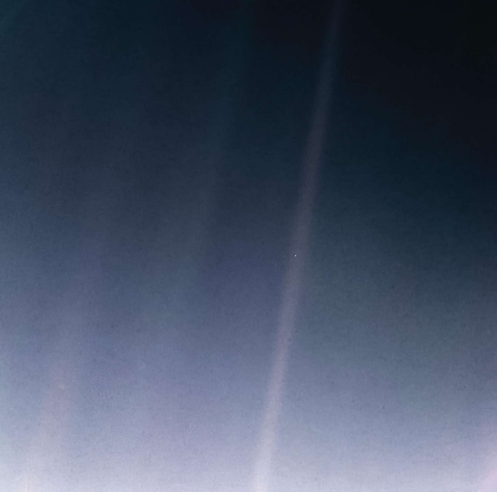 La Terre photographiée par Voyager 1, à six milliards de kilomètres de distance, 34 minutes avant que sa caméra ne soit éteinte pour toujours, le 14 février 1990. Pour ses 30 ans, l'image a bénéficié d'un traitement pour l'améliorer. © Nasa, JPL-Caltech