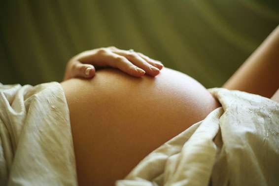 Une amniocentèse, pour établir le caryotype du fœtus - Crédits : Friday - Fotolia