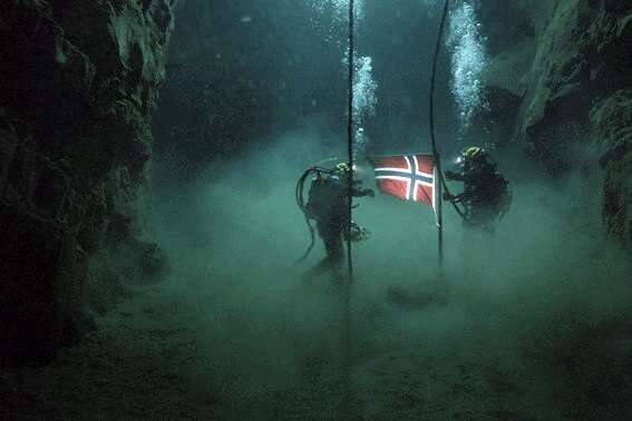 The Norwegian flag flies -500 m: the pioneers of the deep sea have their record. The image, taken from the film Pioneer, illustrates a little known episode of the conquest of the ocean floor ... and oil. © Antoine Films