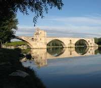 Dossier : tourisme dans le Vaucluse, du pont d'Avignon au melon de Cavaillon Avignon, surnommée la Cité des papes, est la plus grande ville du département du Vaucluse et compte plus de 500.000 habitants. © DR