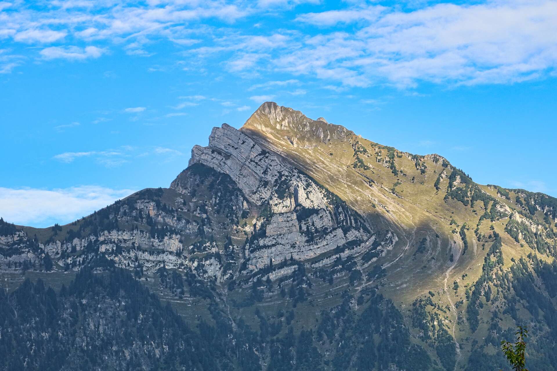 Gli 'ecografia' delle Alpi rivelano le forze profonde che le modellano