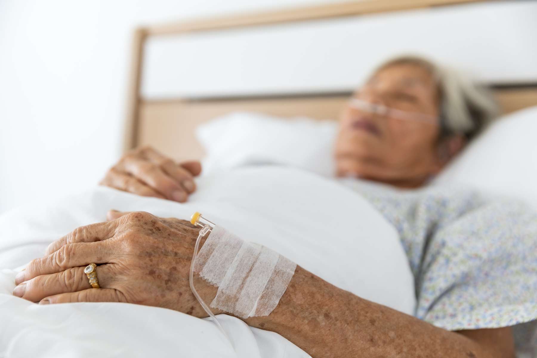 Une femme de 90 ans est décédée après avoir été infectée par deux variants différents de coronavirus. © SHUTTER DIN, Adobe Stock