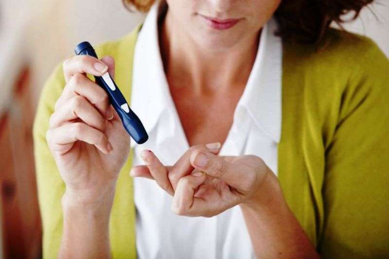 Les personnes souffrant du diabète doivent contrôler leur glycémie à partir d'une goutte de sang. Dans certains cas, elles doivent aussi s'injecter chaque jour de l'insuline. © Image Point Fr/shutterstock.com