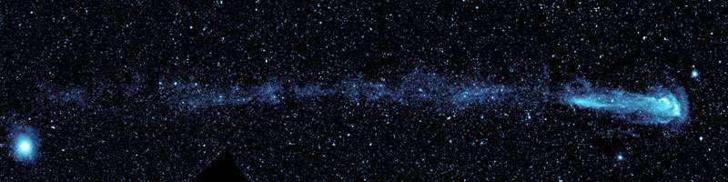 Lancée à 130 kilomètres par seconde dans l’espace, Mira y crée une onde de choc et, de l’autre côté, abandonne son gaz chaud, visible en ultraviolet. © NASA/JPL-Caltech/C. Martin (Caltech)/M. Seibert (OCIW).