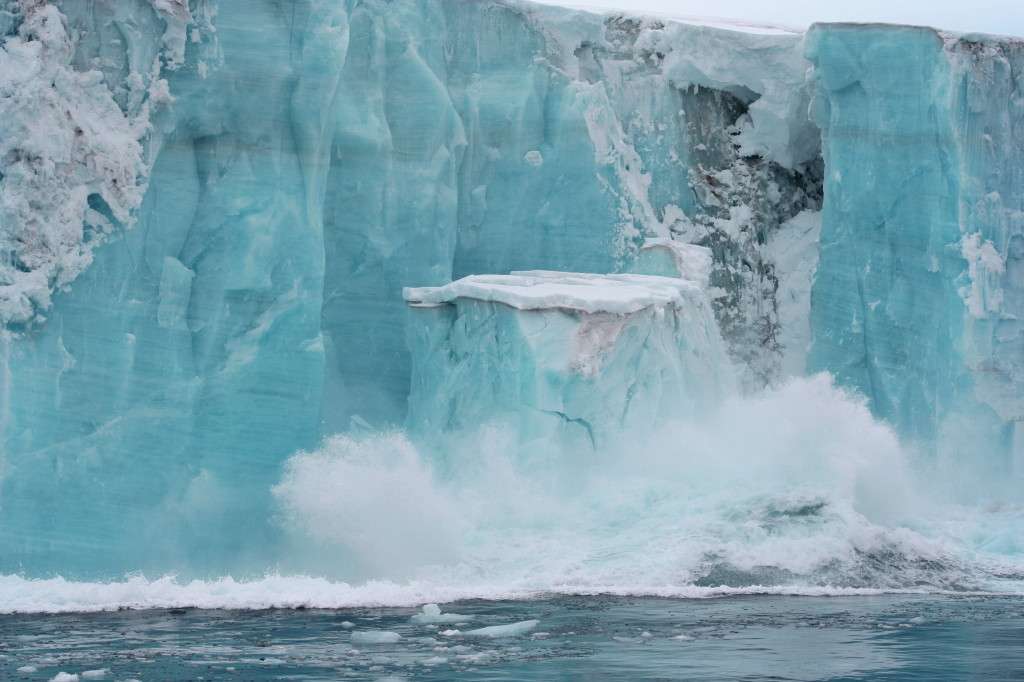 Les plateformes de glace flottantes (ice shelf en anglais) sont l'extension des glaciers sur l'océan. Leur épaisseur peut dépasser les 400 m. Il ne faut pas les confondre avec les banquises qui elles résultent du gel de l'eau de mer. © Yukon White Light, Flickr, cc by nc nd 2.0