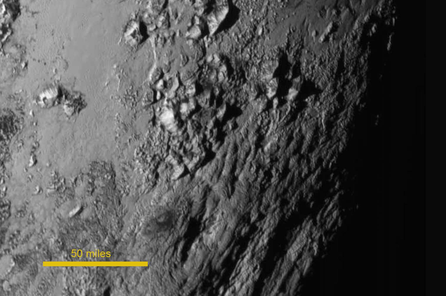 Cette région de Pluton située sur l’équateur, au sud de la zone en forme de cœur, a été prise une heure et demie avant le survol à environ 77.000 km de la surface. Les montagnes de glace observées s’érigent jusqu’à 3,5 km. Sa formation daterait de plus de 100 millions d’années et témoigne d’une activité géologique interne encore inexpliquée. © Nasa, JHUAPL, SwRI