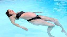 Aquagym et grossesse : accoucher sans douleur ? L'aquagym pour préparer l'accouchement - Crédits John Carl
