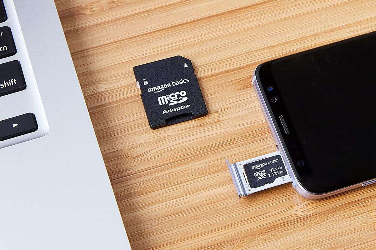 What are the features of the Amazon Basics MicroSDXC Memory Card?