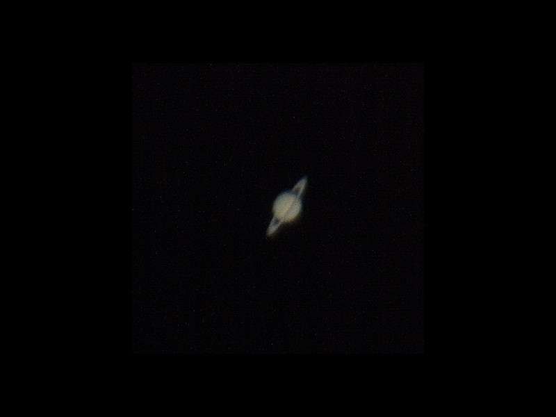 Saturne photographiée à l'aide d'un petit télescope. © J. Blanchard