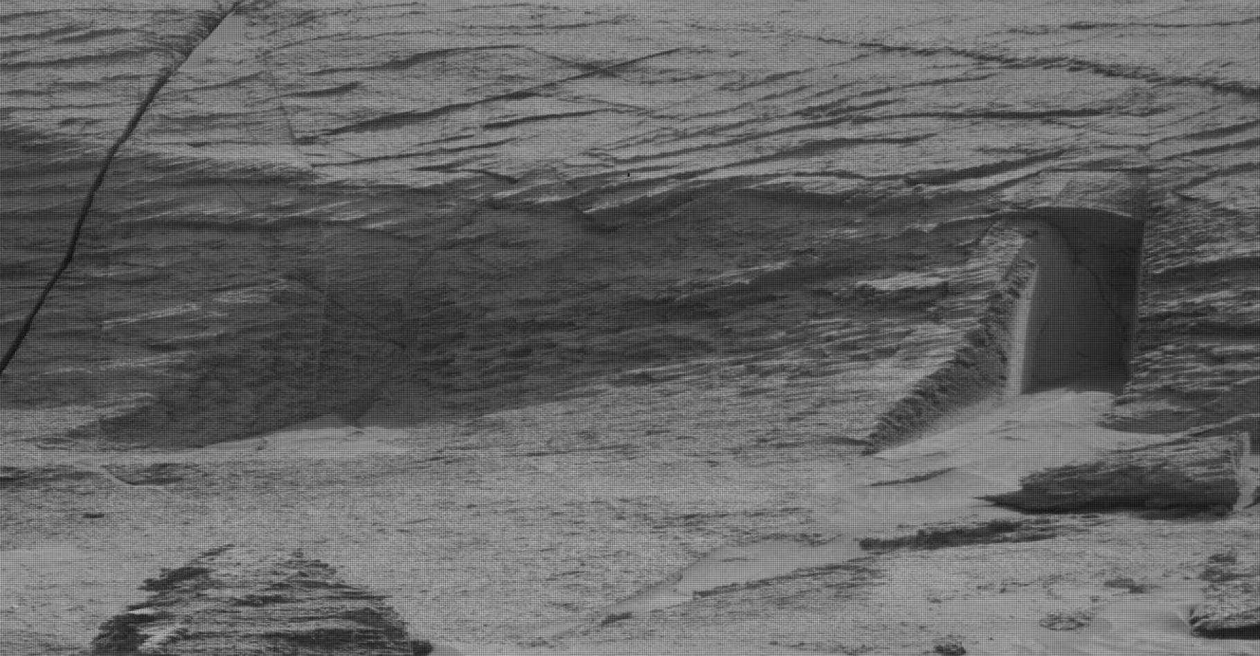 En détaillant les images renvoyées par le rover de la Nasa Curiosity, quelques-uns ont cru déceler une porte extraterrestre taillée dans la roche martienne. © Nasa, JLP-Caltech, MSSS