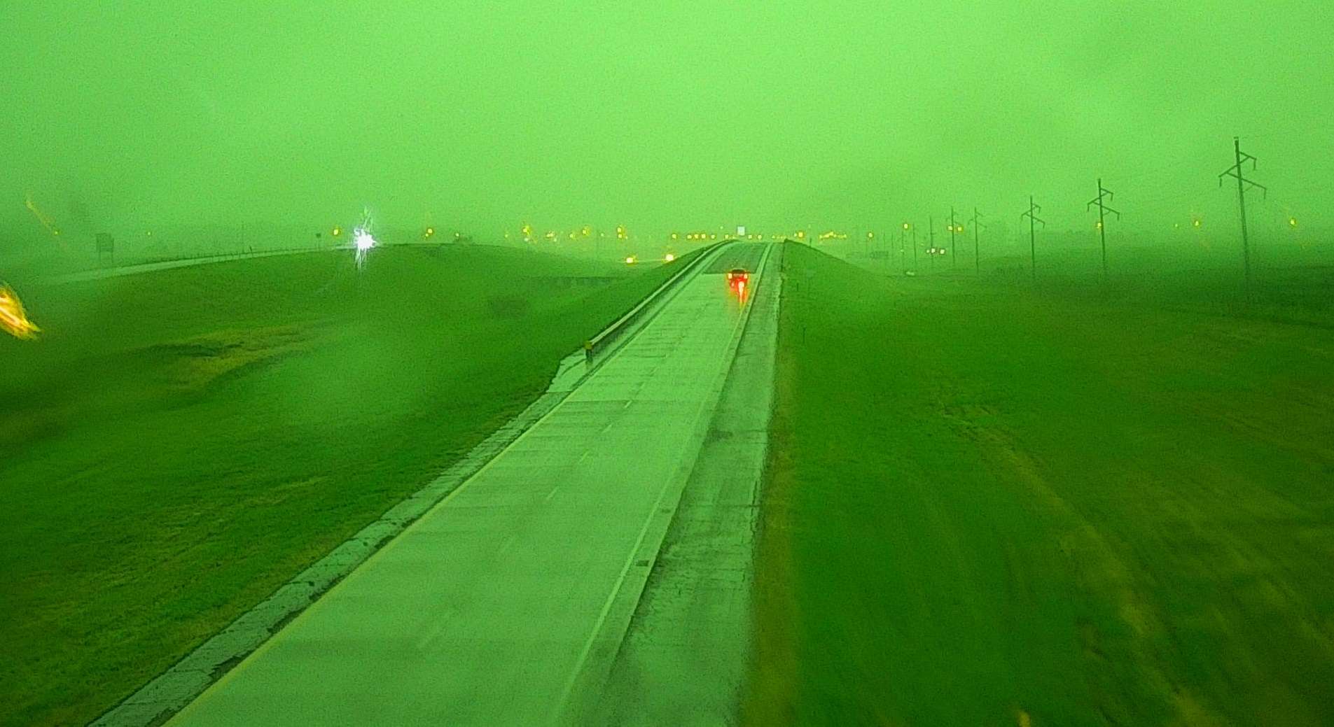 Le ciel est devenu vert l'espace de quelques minutes dans la ville de Sioux Falls au Dakota du Sud mardi. © webcam Sioux Falls