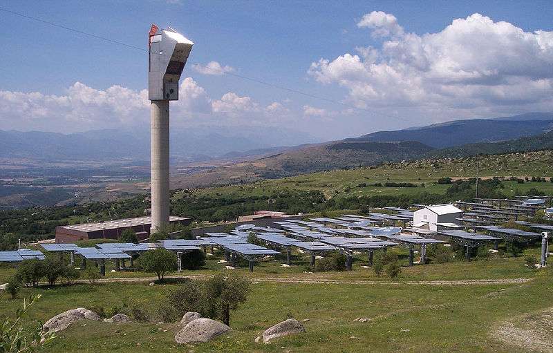La centrale solaire Thémis se trouve dans les Pyrénées Orientales. La tour fait 101 mètres de haut. Le site se compose également de plus de 200 réflecteurs au sol, appelés héliosats. Sa production électrique quotidienne est actuellement d'environ 115 kilowattheure. © David66, Wikimedia Commons