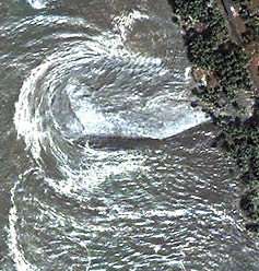 Le 26 décembre 2004, un tremblement de terre de magnitude extrème engendrait le tsunami qui provoqua ses dégâts les plus importants sur l'île de Sri Lanka. Ci-dessus, les dévastations dans la région de Kalutara (photo prise par le satellite DigitaGl