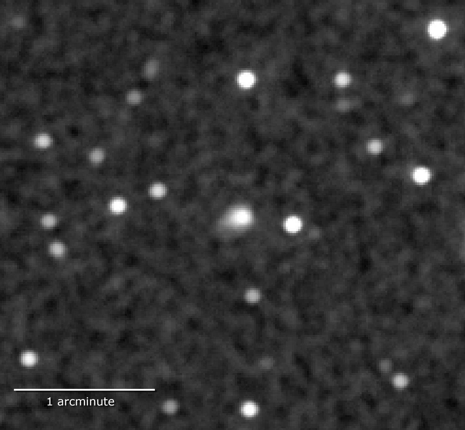 La comète Ison (au centre du champ) saisie le 30 janvier par le télescope optique et ultraviolet Uvot de l'observatoire spatial américain Swift. La comète avait alors une magnitude de 15,7, et se situait dans la constellation des Gémeaux. © D. Bodewits, UMCP, Swift, Nasa