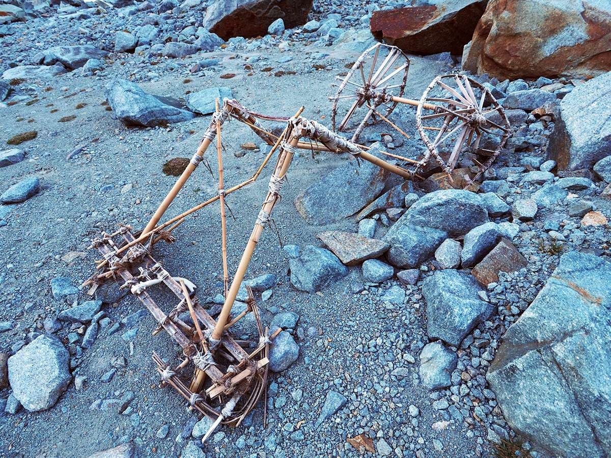 Des randonneurs ont découvert un étrange véhicule en bambou libéré par un glacier : les scientifiques lancent un appel à l'aide
