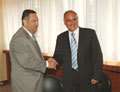 Signature d'un accord entre le département de l'énergie américain et le CEA Spencer Abraham, secrétaire à l'Energie américain et Alain Bugat, administrateur général du CEA, lors de la signature de l'accord.Crédit : http://www.cea.fr