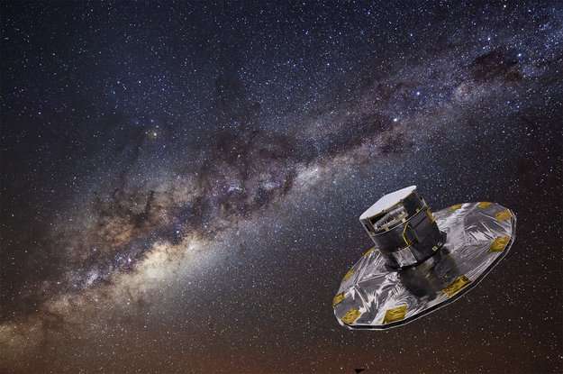 Une vue d'artiste de l'observatoire Gaia à son poste au point de Lagrange L2, à 1,5 million de km de la Terre. Pendant au moins cinq ans, cet instrument d'astrométrie spatiale observera minutieusement plus d'un milliard d'objets de la Voie lactée, représentée ici en arrière-plan. © Esa