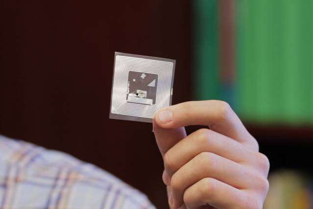Pour détecter des produits chimiques dangereux, les chercheurs du MIT utilisent désormais de simples tags NFC modifiés et leurs smartphones. © Melanie Gonick, MIT